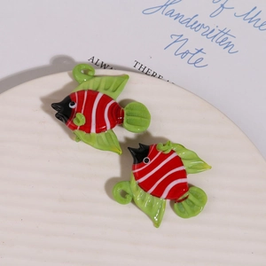 Détail macro de perles en verre poisson tropical peintes à la main avec rayures rouges