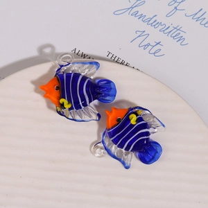 Vue macro de deux perles en verre soufflé en forme de poisson pour bijoux DIY