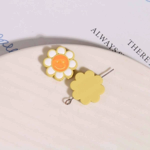 Makro-Detail bunter Harz-Sonnenblumen-Zubehör mit Metallstiften für DIY-Bastelarbeiten