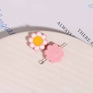 Detailaufnahme von bunten Harz-Sonnenblumen für DIY-Haarbänder und Bastelarbeiten