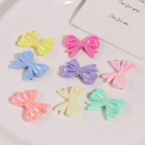 Gros plan de perles nœuds en résine irisées colorées avec finition nacrée pour bijoux DIY