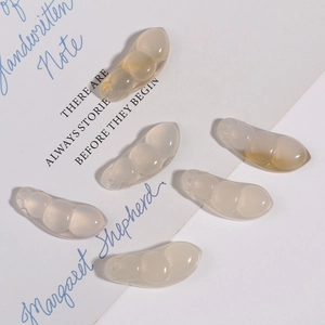 Détails de pendentifs en agate naturelle sculptée en tons beige et café translucides