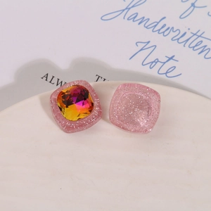 Dettaglio macro del ciondolo quadrato in resina glitter rosa con gemma di vetro sfumata