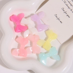 Macro-opname van hars strikjes met parelmoerglans in zachte pastelkleuren op bord