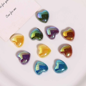 Gros plan de cœurs en résine aurora scintillants avec paillettes irisées pour bijoux DIY