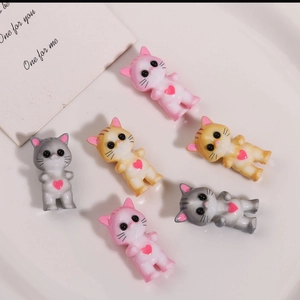 Set di 6 simpatiche statuette di gatti in resina con cuori rossi per gioielli fai-da-te e decori