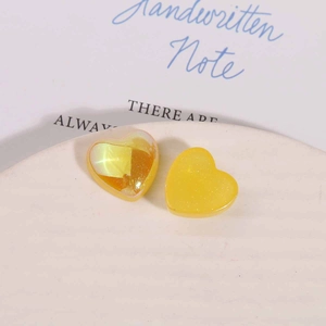 Détail de cœurs en résine jaune avec paillettes et feuille d'or pour bijoux DIY