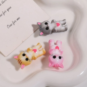 Tre ciondoli a forma di gatto 3D in resina con cuori colorati in piatto ceramico