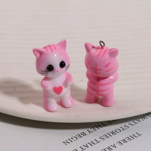Dettaglio fronte e retro di ciondoli in resina gatto 3D rosa con piccoli cuori
