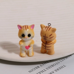 Dettaglio fronte e retro dei ciondoli a gatto in resina arancione per gioielli fai da te