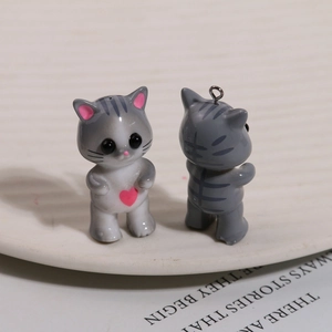 Dettaglio di ciondoli a gatto in resina 3D con cuore rosa per gioielli fai-da-te