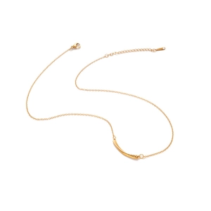 Dettaglio della collana in acciaio dorato con incisione LOVE e chiusura a moschettone
