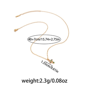 Dettaglio del ciondolo a croce con zirconi colorati su catena d'oro e dimensioni
