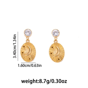 Detailopname van vintage gouden oorbellen met zon- en maanmotieven en afmetingen