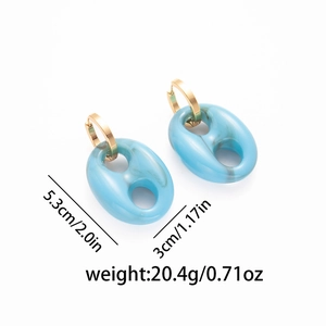 Elegantes pendientes de resina azul claro con aros dorados de acero inoxidable