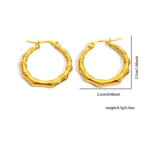 Detail view of 18K gold plated chain earrings with 2.7cm height and 4.7g weight