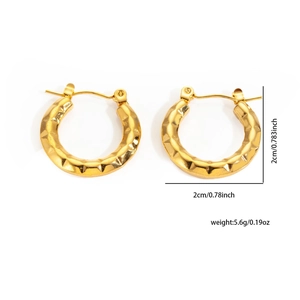 Detail of 2cm gold-plated hammered chain hoop earrings with technical specifications