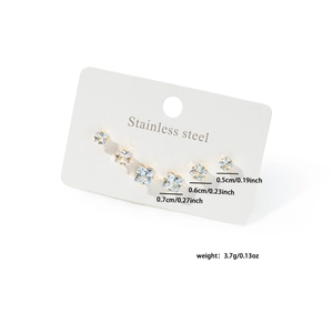 Vue macro de six boucles d'oreilles carrées en zircon et acier sur carte d'affichage