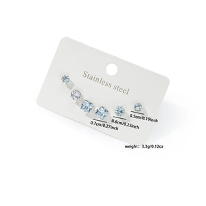 Trois tailles de boucles d'oreilles carrées en zircon et acier argenté sur carte