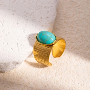 Vintage 18k vergoldeter Edelstahlring mit Türkisstein auf Steinhintergrund