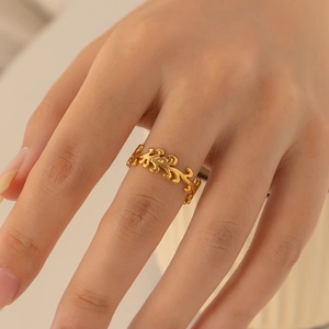 Detailansicht des 18k vergoldeten Edelstahlrings mit Vintage Blumen- und Zweigdesign