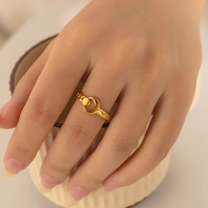 Detail eines 18k vergoldeten Edelstahlrings mit strukturierter Schiene am Finger