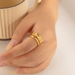 Anello minimalista a doppio strato irregolare in acciaio inossidabile placcato oro 18k