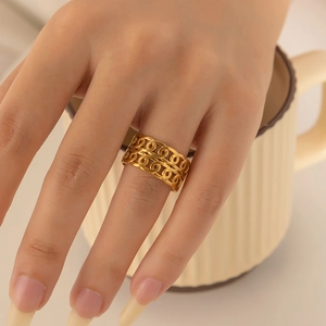 Detailansicht eines 18k vergoldeten Edelstahlrings mit zweireihigem Ketten-Glieder-Design