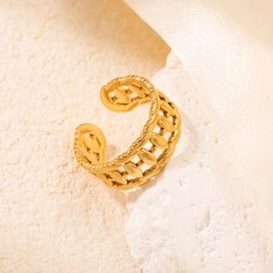 Dettaglio ravvicinato di un anello aperto in acciaio inossidabile placcato oro 18k