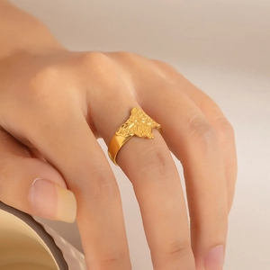 Vue détaillée d'une bague papillon plaquée or 18 carats avec texture creuse raffinée