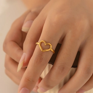 Anello a cuore minimalista in acciaio inossidabile placcato oro 18K indossato da modella