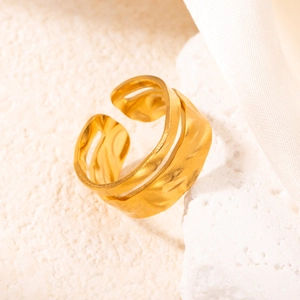Dettaglio dell'anello in acciaio placcato oro 18k con trama martellata su pietra