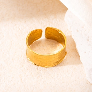 Primo piano dell'anello largo in acciaio inossidabile placcato oro 18k con texture a martello