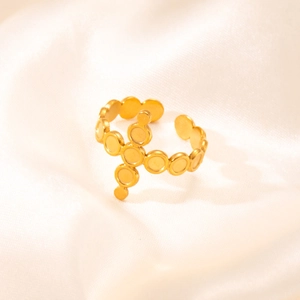 Dettaglio anello in acciaio inossidabile placcato oro 18k con croce di dischi su seta