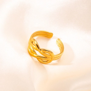 Dettaglio dell'anello in acciaio inossidabile placcato oro 18k con design incrociato