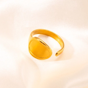 Dettaglio anello geometrico irregolare in acciaio inossidabile placcato oro 18k