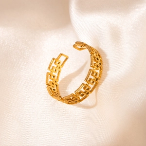 Dettaglio dell'anello irregolare in acciaio inossidabile placcato oro 18k su seta