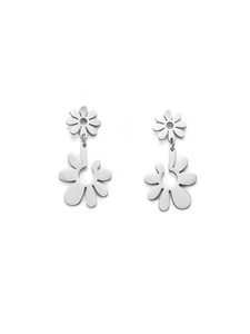 Detail van zilveren titanium stalen oorbellen met onregelmatige dubbele bloemenhanger