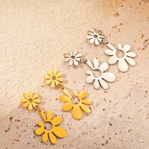 Minimalistische Roestvrijstalen Bloem Oorbellen Voor Vrouwen 18K Verguld Daisy Opengewerkte Sieraden Cadeau