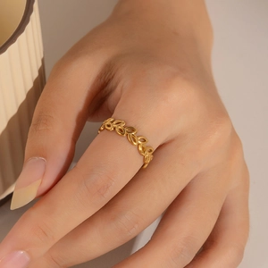 Goldener Ring aus Edelstahl mit ausgehöhltem Olivenblattmuster für einen stilvollen Look