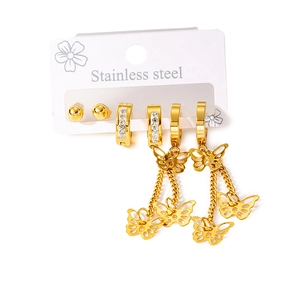 Détail du set de boucles d'oreilles en acier doré avec papillons et pompons