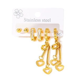 Trois paires de boucles d'oreilles en acier doré avec pendentif coeur et clous en zircon