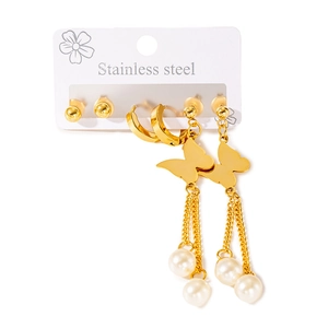 Vue détaillée de l'ensemble de boucles d'oreilles en acier doré avec perles et motifs papillon
