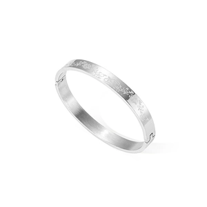 Détail de la gravure de vigne florale et du fermoir sur le bracelet en acier inoxydable argenté