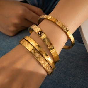 Brazalete Vintage de Acero Inoxidable Chapado en Oro para Mujer Patrón Geométrico de Cuadros y Rosa Joyería de Moda