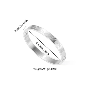 Détail d'un bracelet en acier titane argenté avec gravure de rose et dimensions
