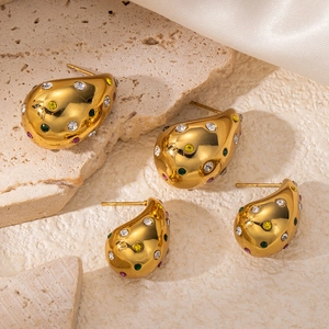Boucles d'oreilles tourbillon dorées 18K avec zircons colorés sur pierre beige