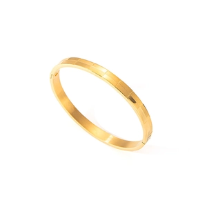 Vista detallada del brazalete bañado en oro de 18k con un patrón geométrico rectangular