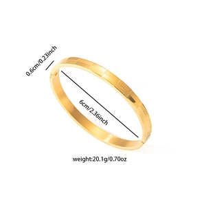 Detalle del ancho de 0,6cm y diámetro de 6cm del brazalete geométrico bañado en oro