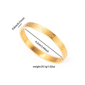 Detalle de brazalete bañado en oro 18k con textura de celosía y medidas del producto